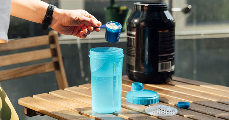 Shaker Bottle with Mixing Grid